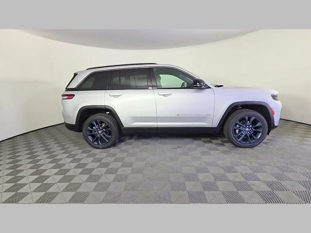 New 2026 Silver Zynith Exterior Paint Jeep 85th Anniversary Edition image 23