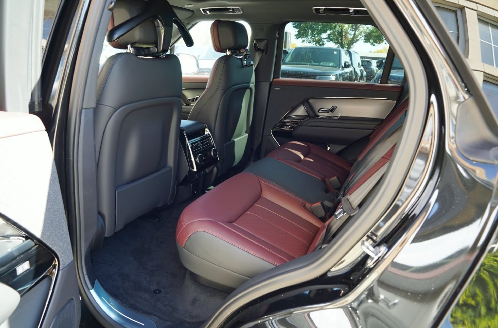 New 2027 Santorini Black Land Rover Dynamic SE image 31