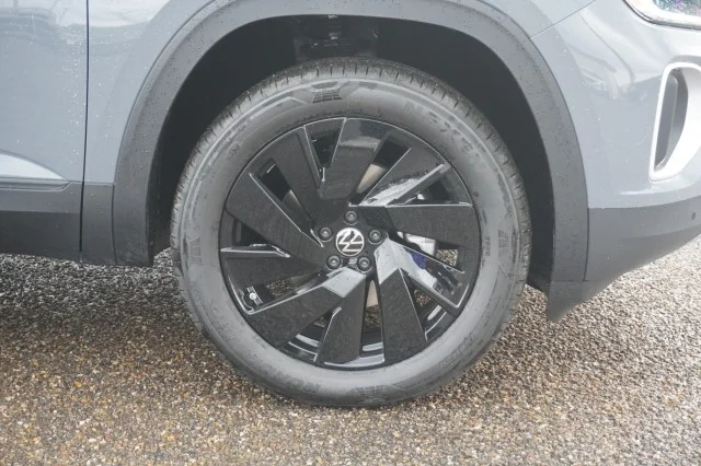 New 2026 Pure Gray Volkswagen 2.0T SE w/Technology image 5