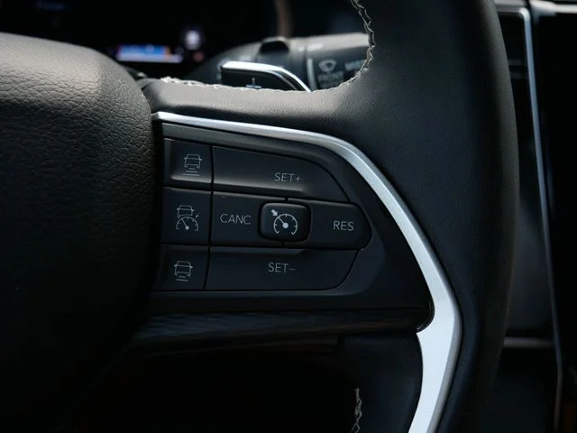 Used 2024 Silver Jeep Altitude image 18
