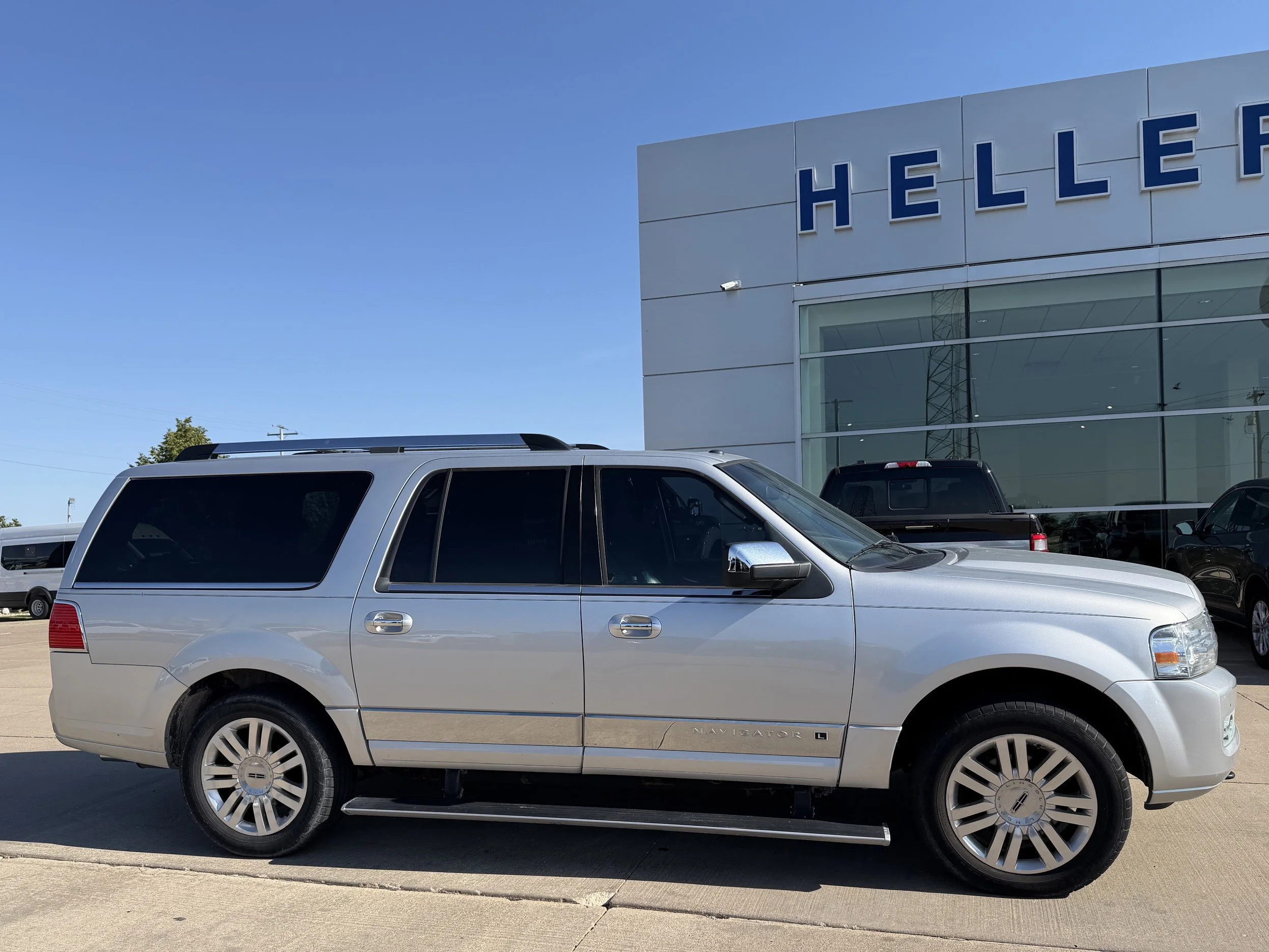 Used 2014 Ingot Silver Metallic Lincoln Base image 3