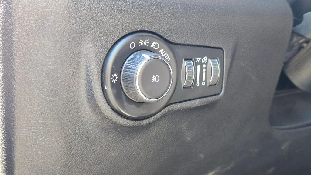 Used 2024 Baltic Gray Metallic Clearcoat Jeep Latitude image 24