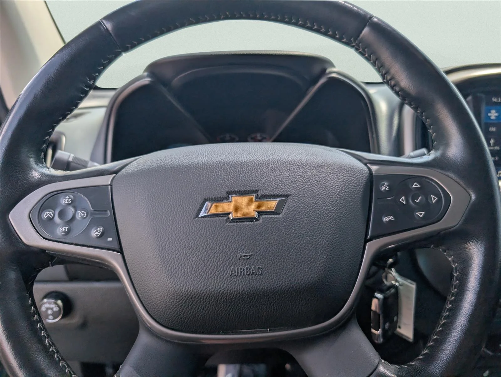 Used 2022 Summit White Chevrolet Z71 image 9