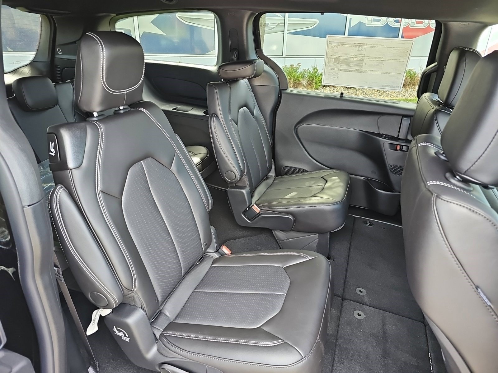 New 2027 Diamond Black Crystal Pearlcoat Chrysler Select image 14