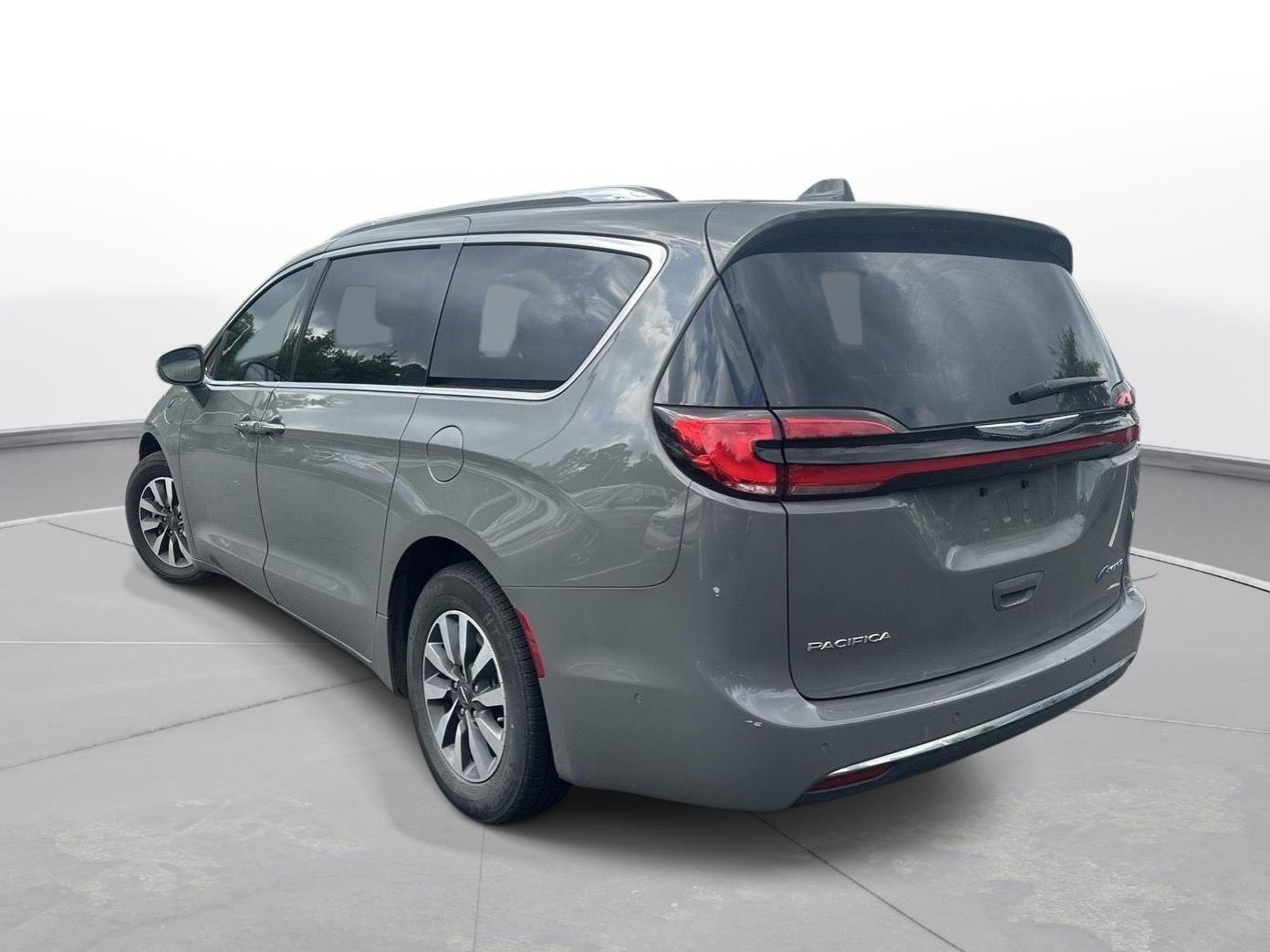 Used 2021 Ceramic Gray Clearcoat Chrysler Hybrid Touring L image 8