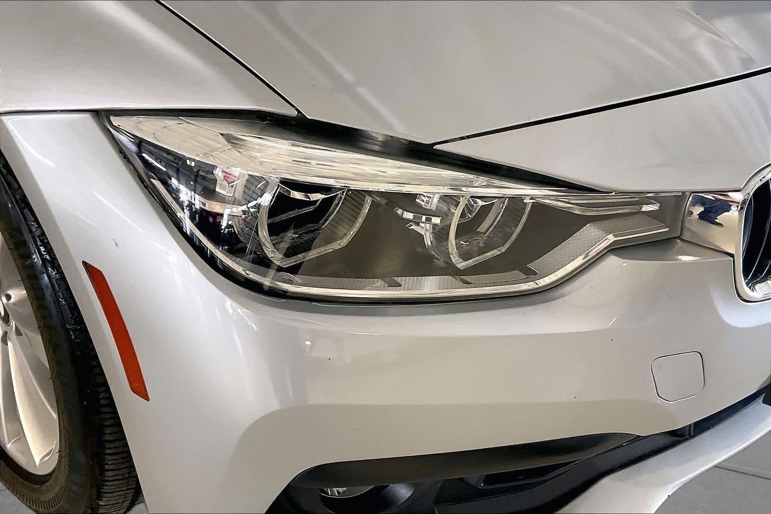Used 2018 Glacier Silver Metallic BMW 320i image 25