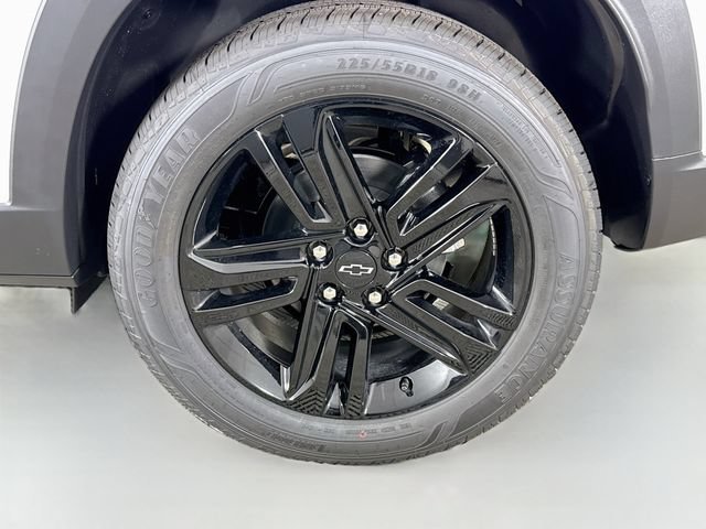 New 2026 Summit White Chevrolet ACTIV image 32