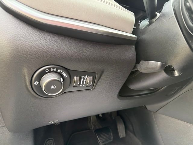 Used 2025 Silver Jeep Limited image 29