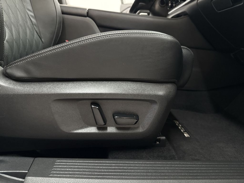 Certified Used 2025 Super Black Nissan Platinum image 19