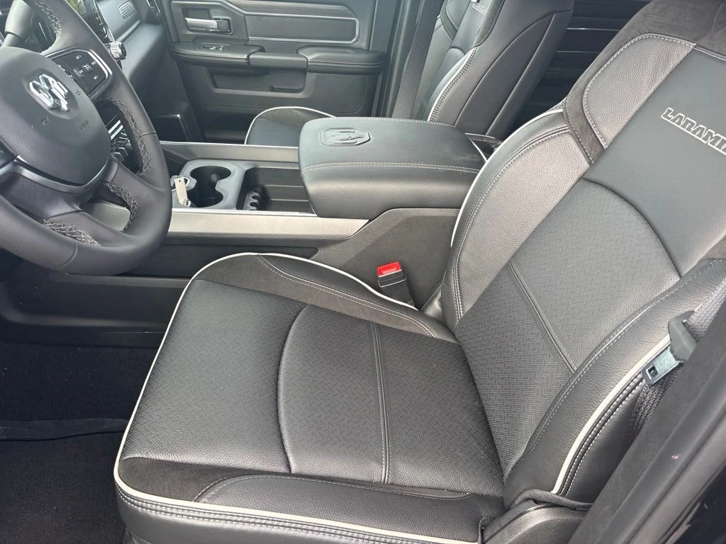 New 2026 Diamond Black Crystal Pearl-Coat Exterior Paint RAM LARAMIE image 18
