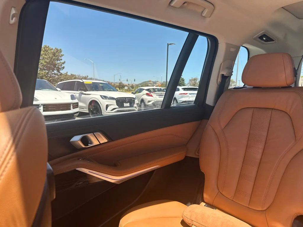Used 2021 White BMW xDrive40i image 27