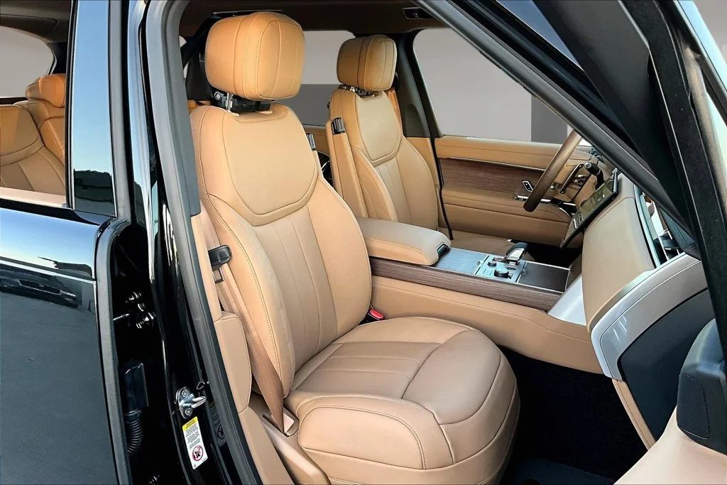 New 2027 Santorini Black LAND ROVER SE image 11