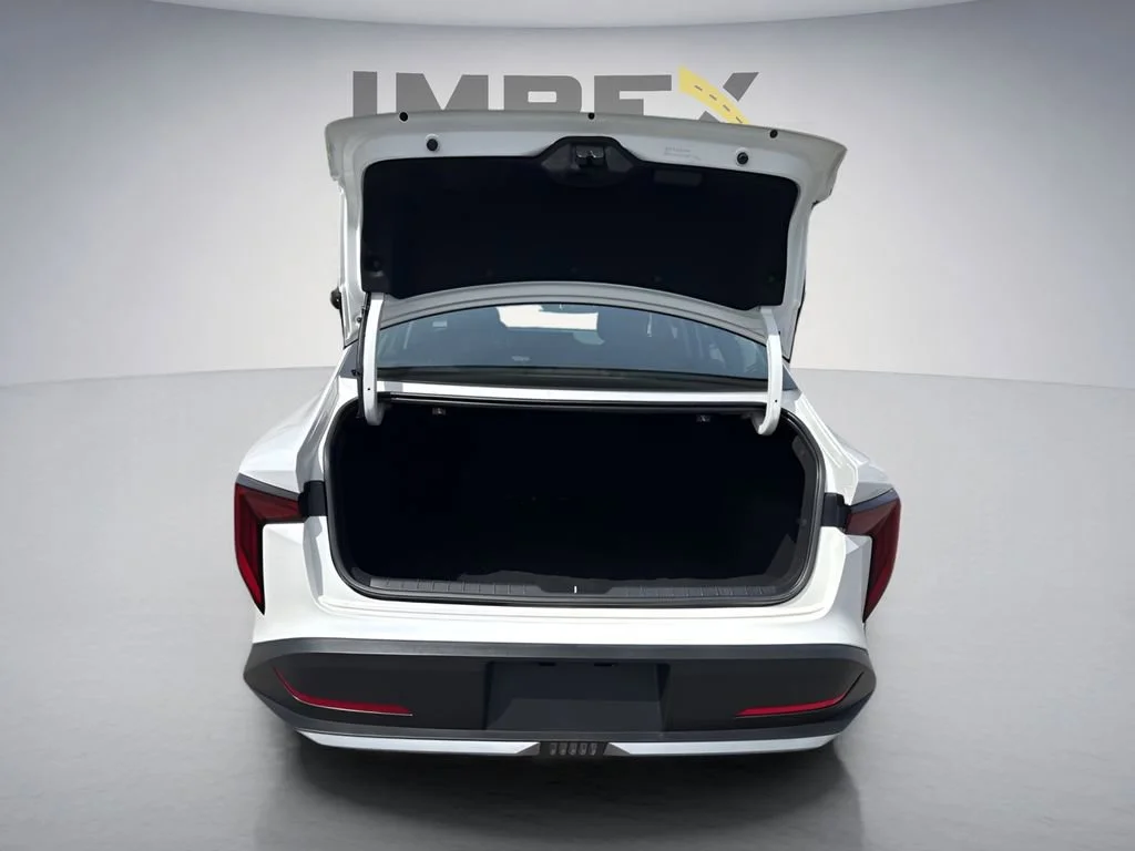 Used 2025 White Kia LXS image 23