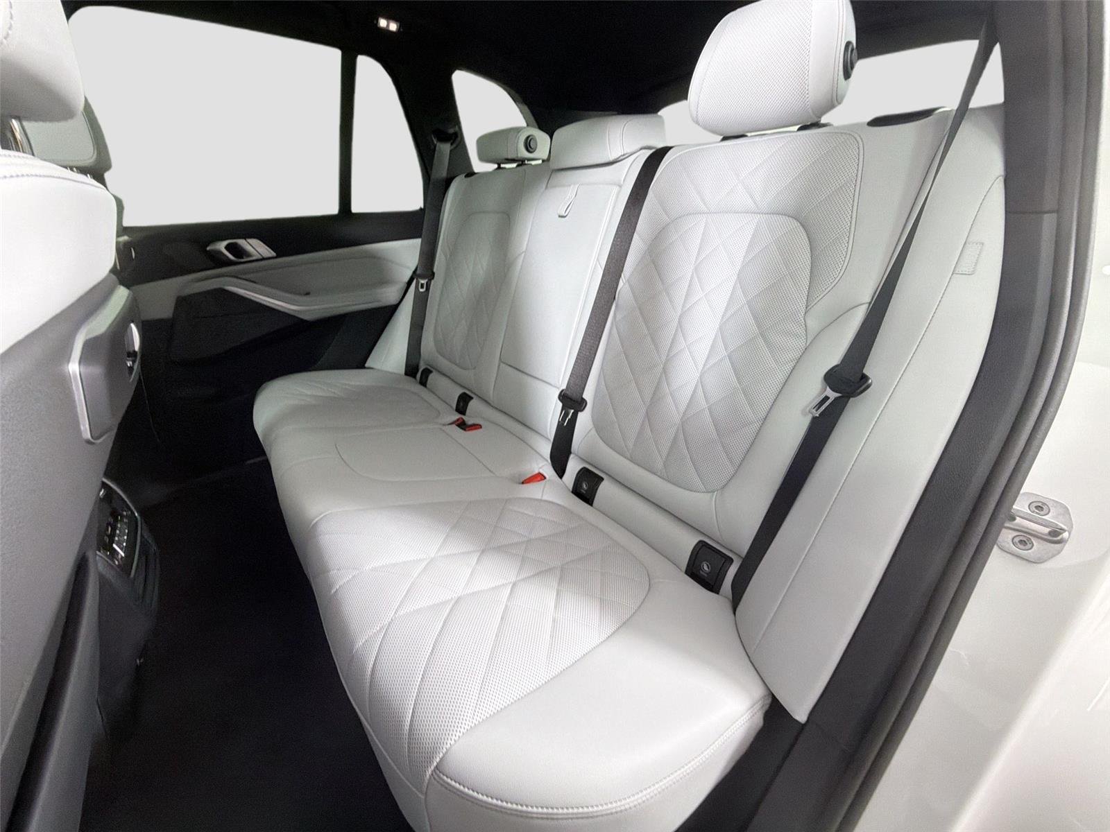 New 2026 Alpine White BMW xDrive40i image 24
