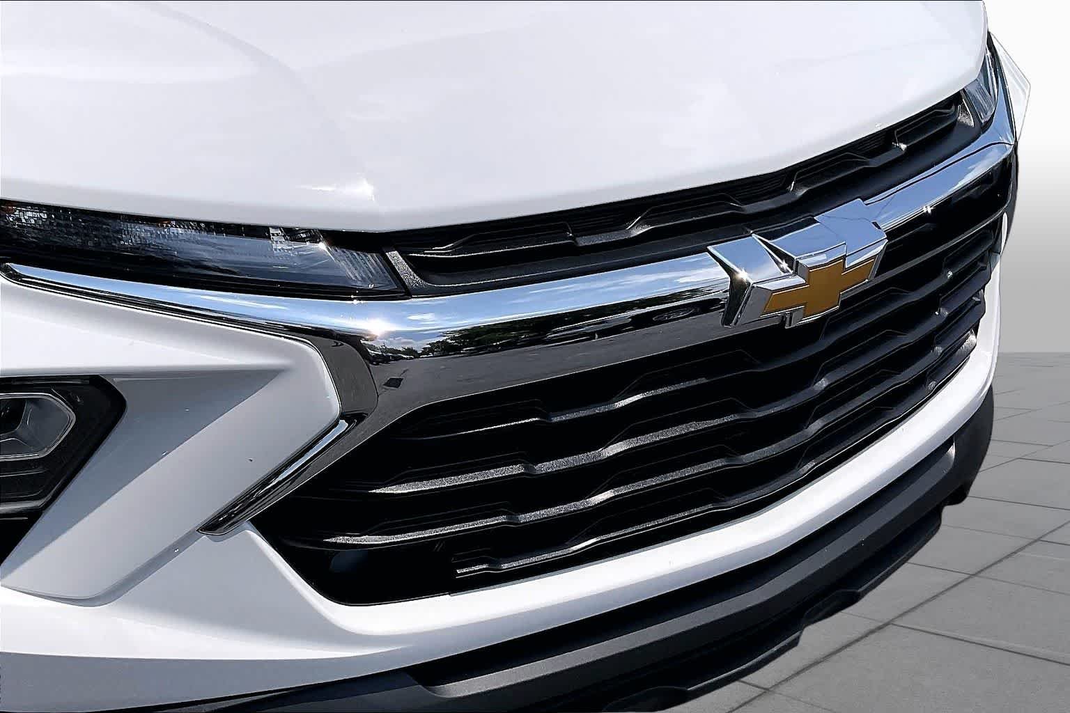 Used 2025 Summit White Chevrolet LS image 29