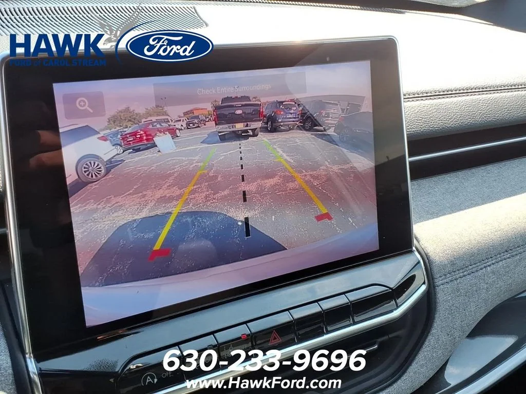 Used 2024 White Jeep Latitude image 10