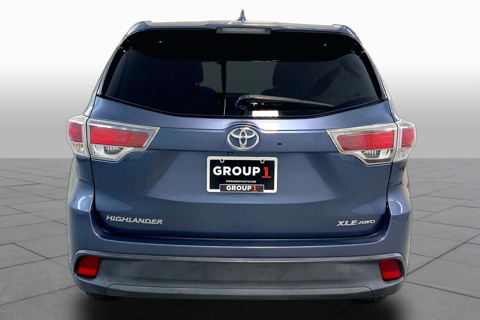 Used 2015 Shoreline Blue Pearl Toyota XLE image 4