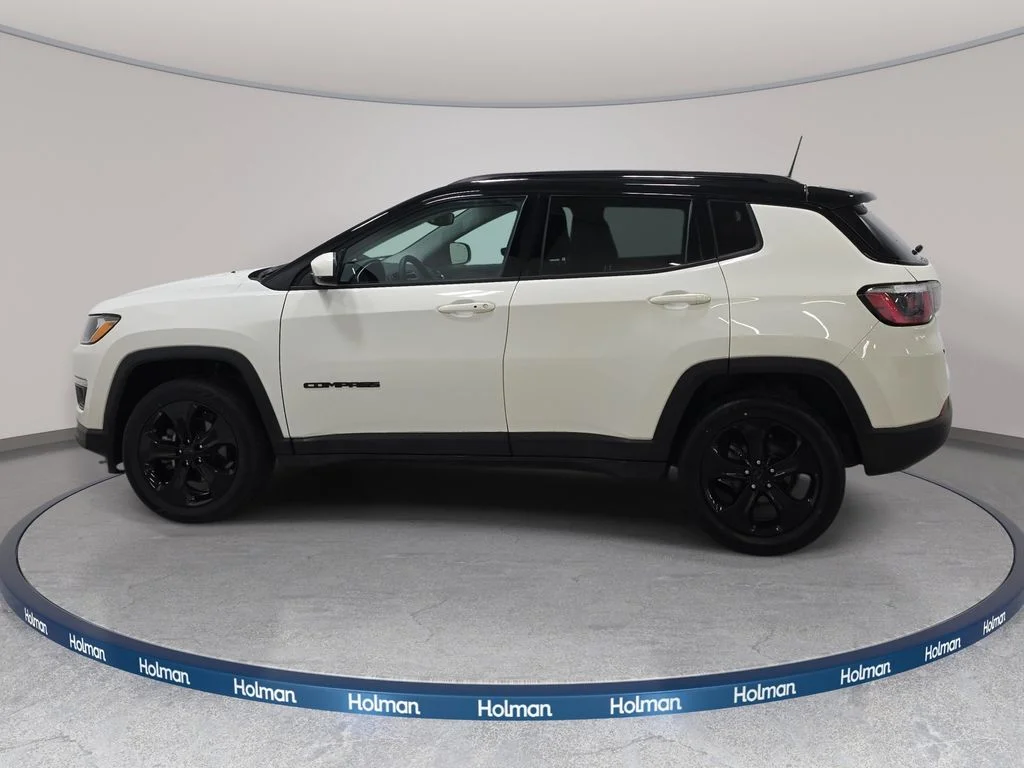 Used 2019 White Clearcoat Jeep Latitude image 9