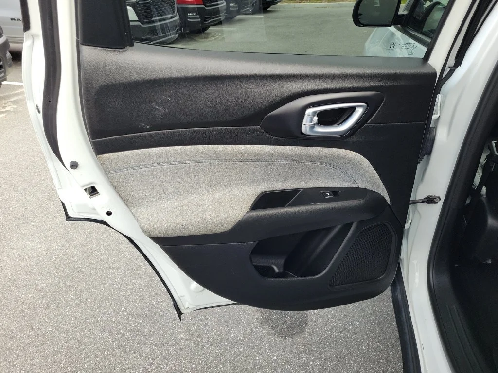 Used 2022 White Jeep Latitude image 21