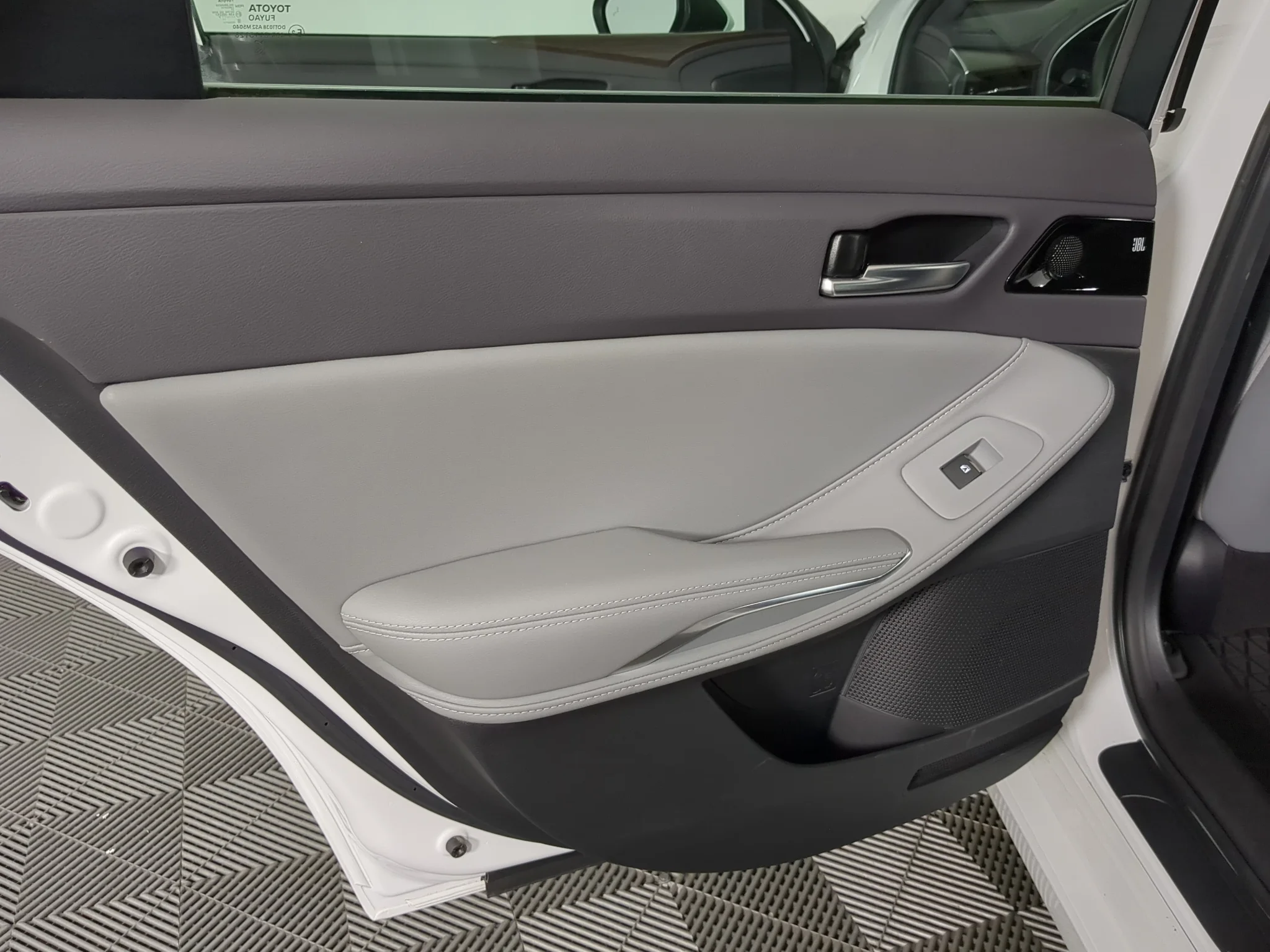 Used 2019 Wind Chill Pearl Toyota XLE image 16
