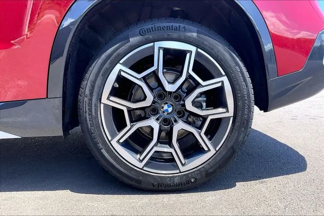 New 2026 Vegas Red Metallic BMW xDrive28i image 11