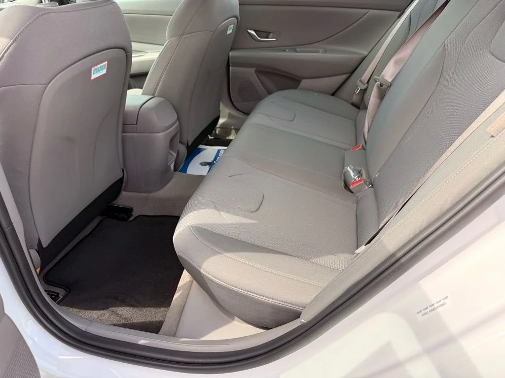 Used 2025 White Hyundai SE image 7