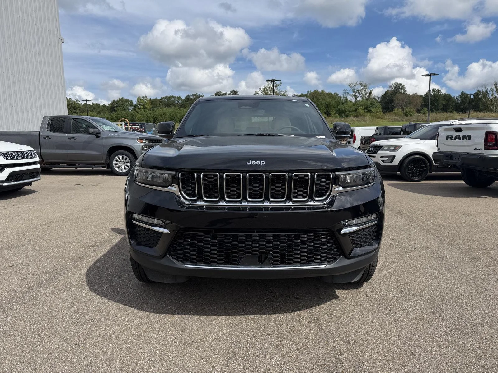 Used 2023 Diamond Black Crystal Pearlcoat Jeep Limited image 2
