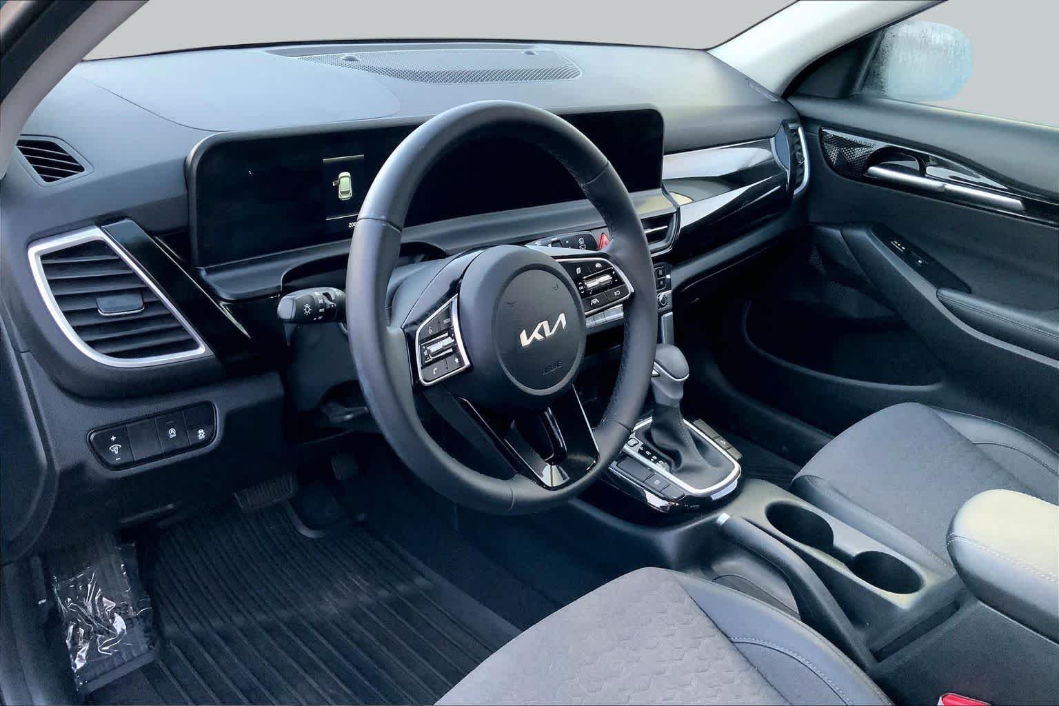 Used 2025 Pluton Blue/Black Roof Kia S image 17