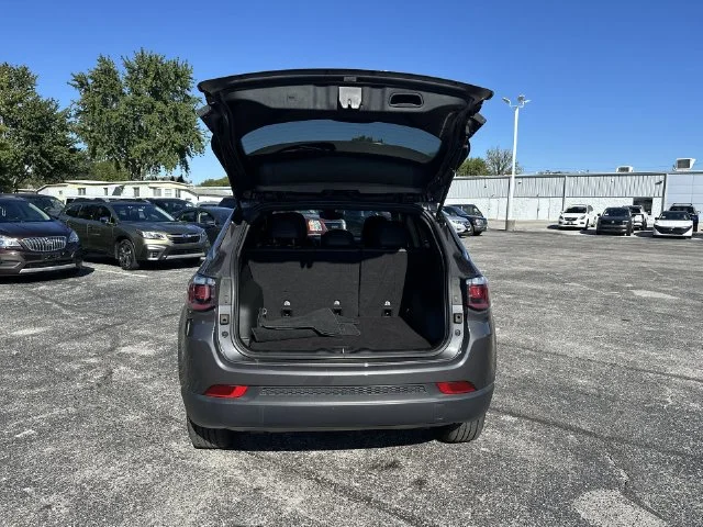 Used 2024 Gray Jeep Latitude Lux image 21