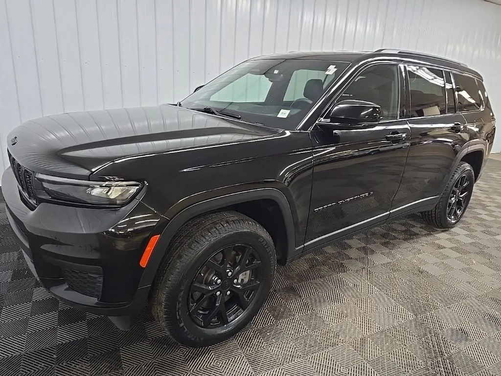 Used 2024 Black Jeep Altitude image 8
