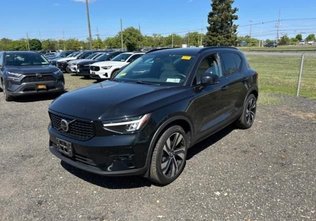 2023 Volvo XC40 B5 Plus Dark AWD's photo