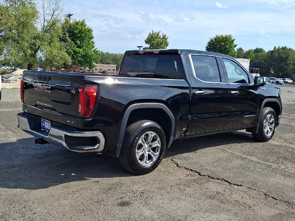 Used 2025 Onyx Black GMC SLT image 12