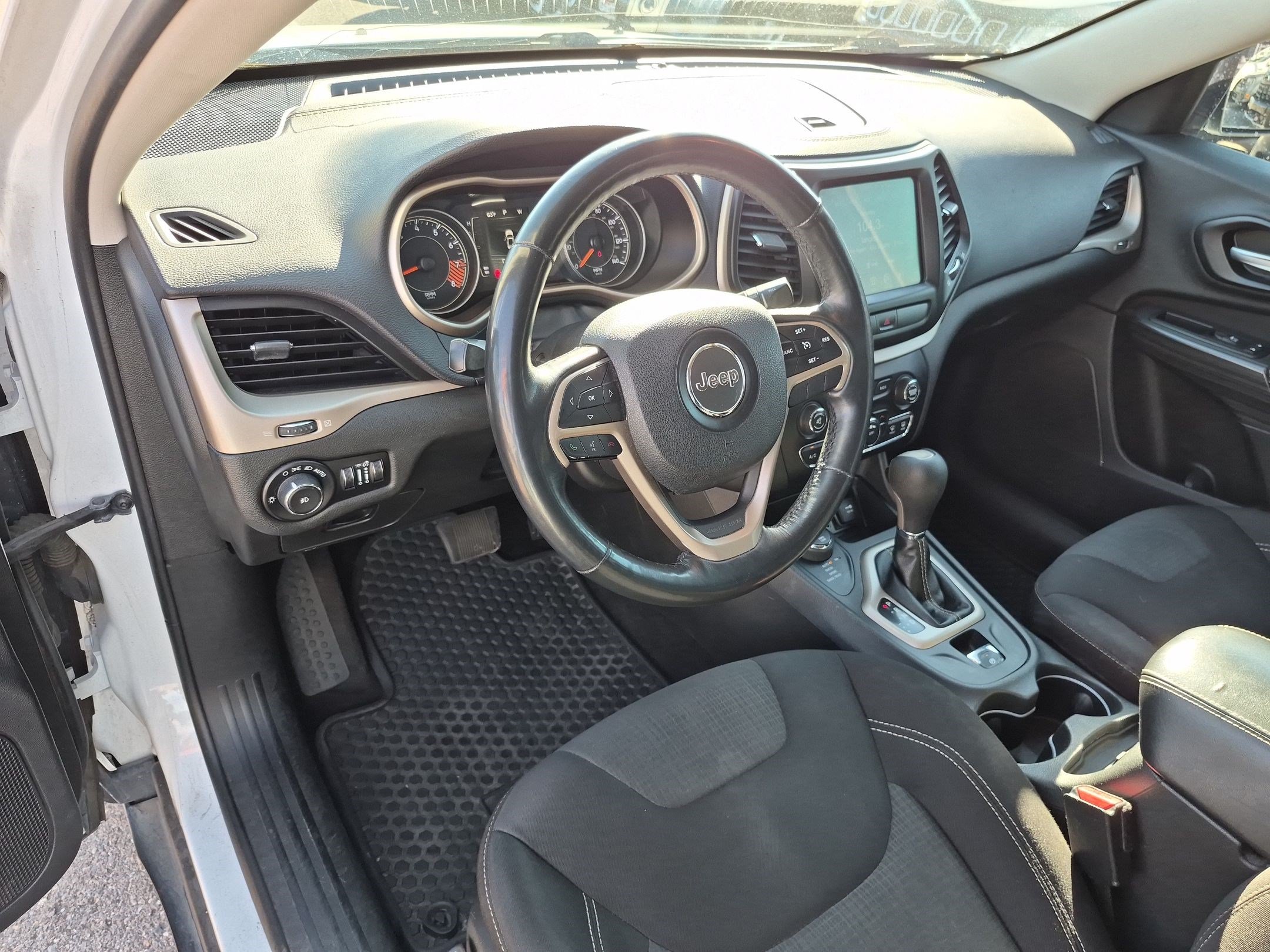 Used 2015 Bright White Clearcoat Jeep Latitude image 14
