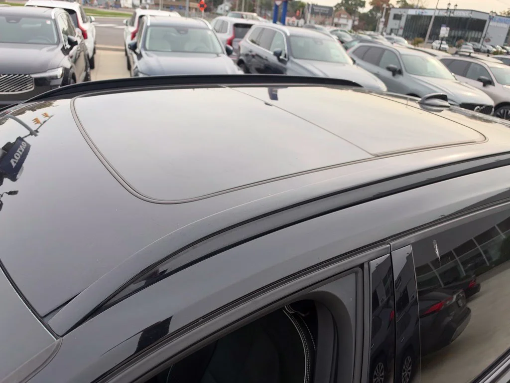 Used 2021 Black Volvo R-Design image 9