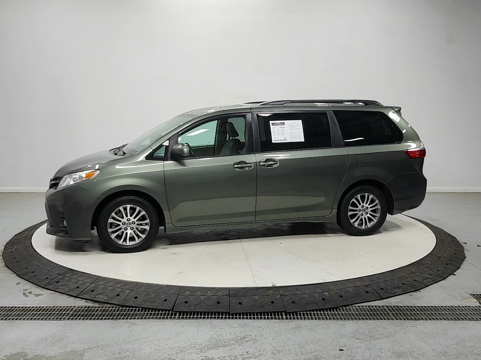 Used 2020 Green Toyota XLE Premium image 5
