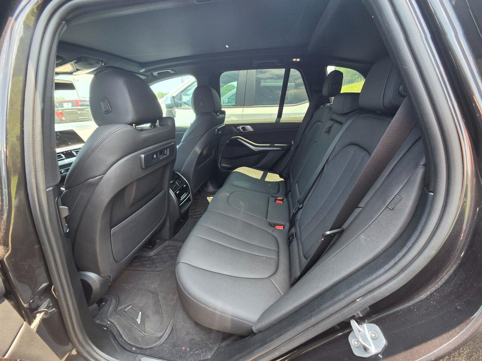 Used 2019 Grey BMW xDrive40i image 10