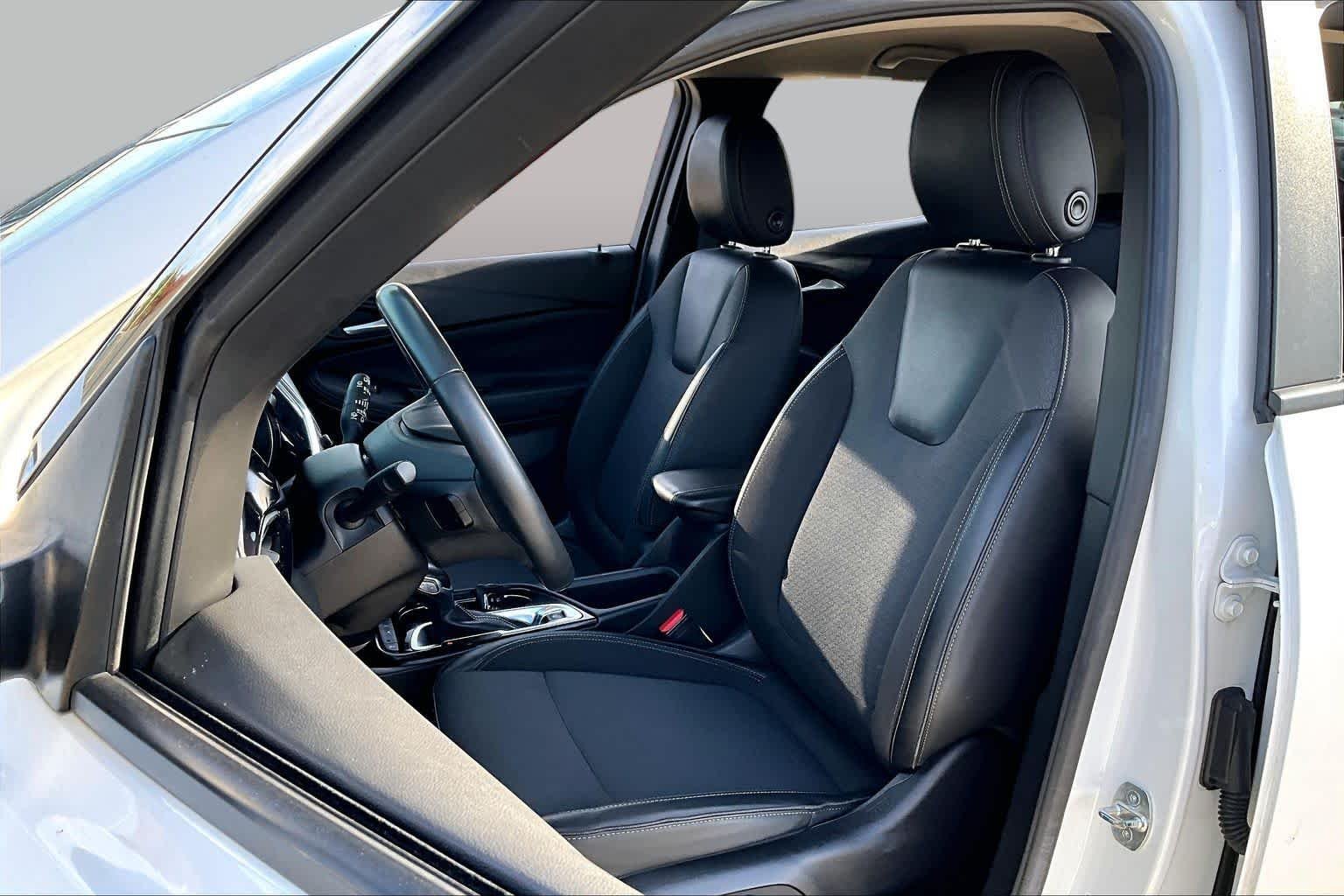 Used 2022 WHITE FROST TRICOAT Buick Select image 8