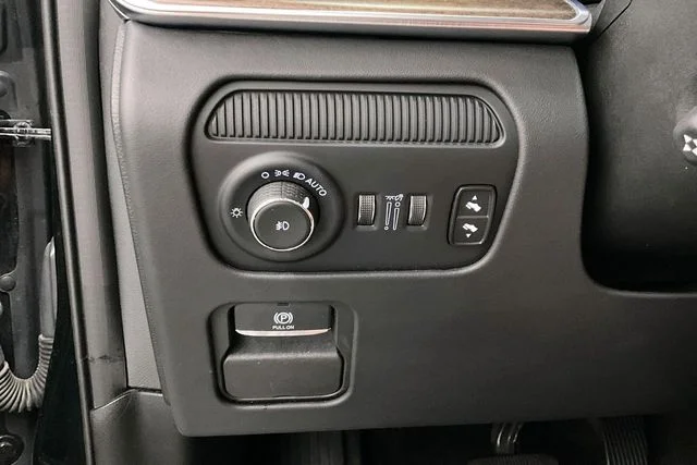 Used 2023 Diamond Black Crystal Pearlcoat Jeep Series II image 38