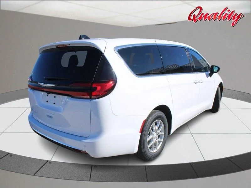New 2026 Bright White Clear-Coat Exterior Paint Chrysler Select image 3