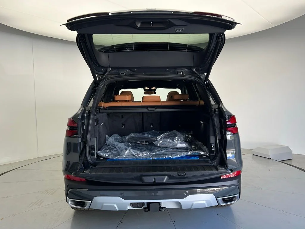 New 2026 Dravit Grey Metallic BMW xDrive50e image 5