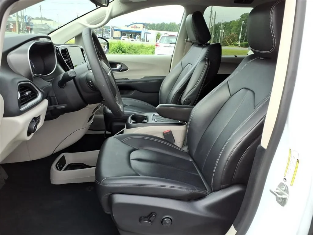 Used 2024 White Chrysler Touring L image 3