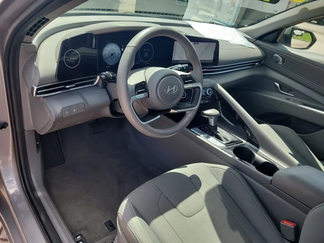 Used 2025  Hyundai SEL Convenience image 17