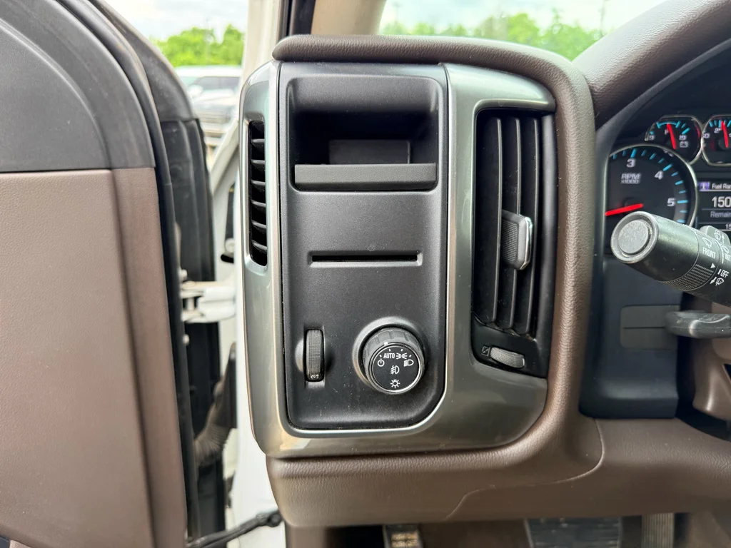 Used 2018 Summit White Chevrolet LT image 14