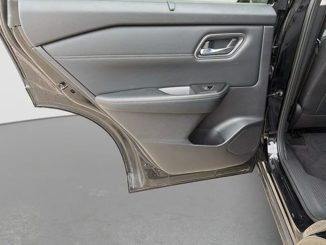 Used 2026 Black Nissan Platinum image 11