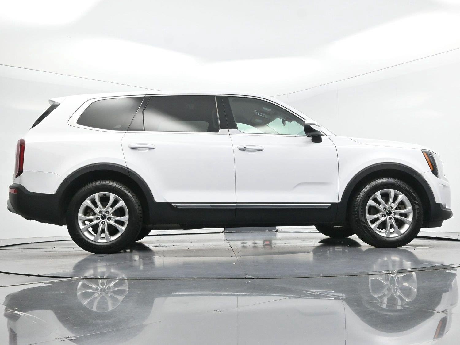 Used 2022 Glacial White Pearl Kia LX image 47