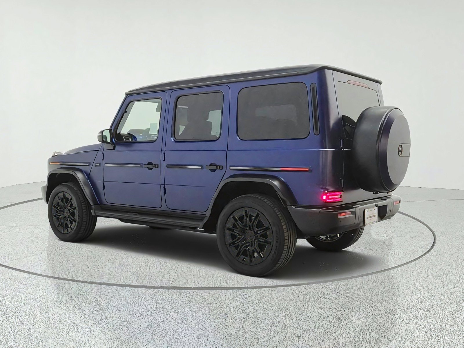 New 2027 MANUFAKTUR Exclusive Brilliant Blue Magno Mercedes-Benz G 580e SUV image 28