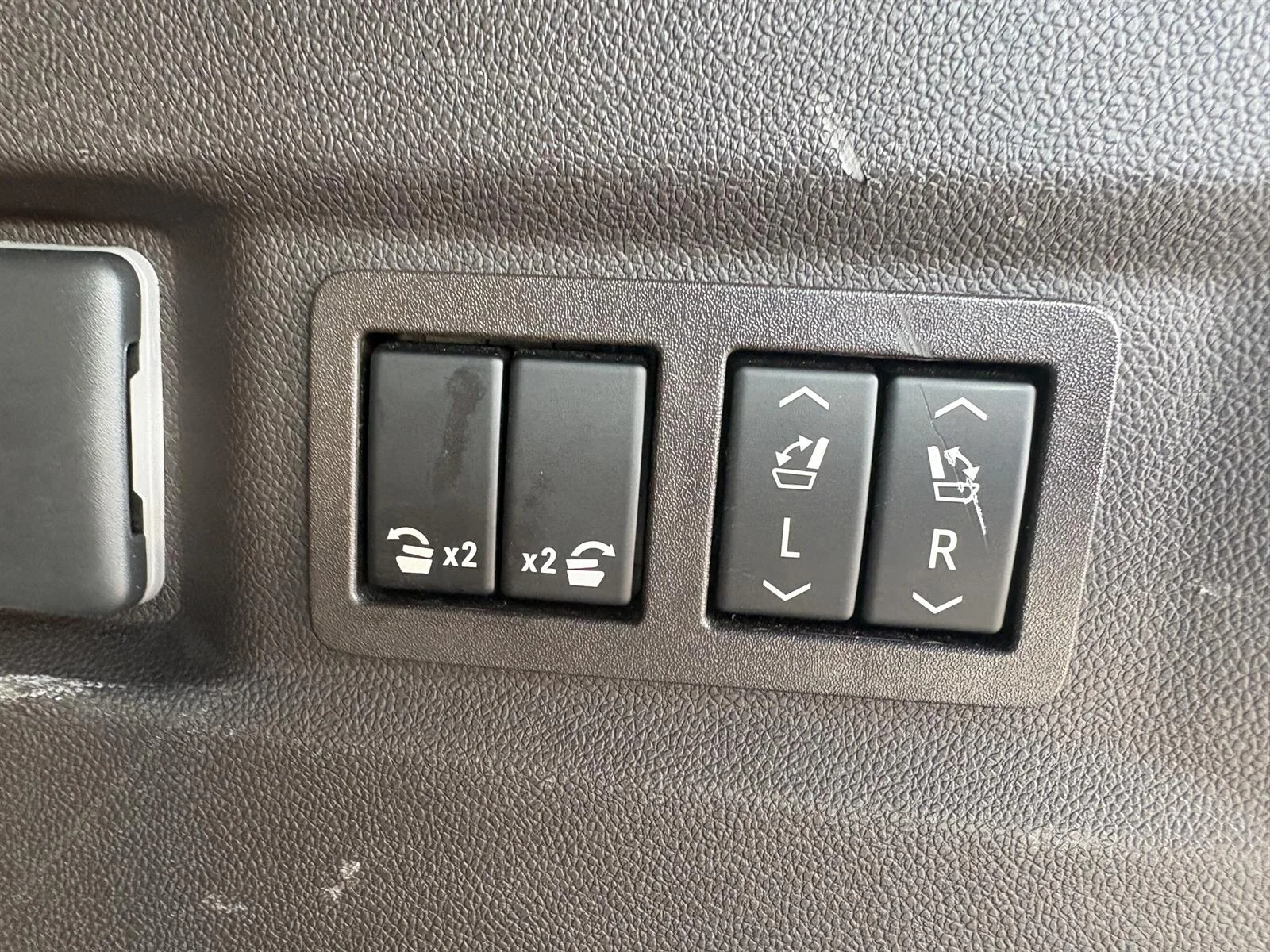 Used 2021 WHITE FROST TRICOAT GMC Denali image 31