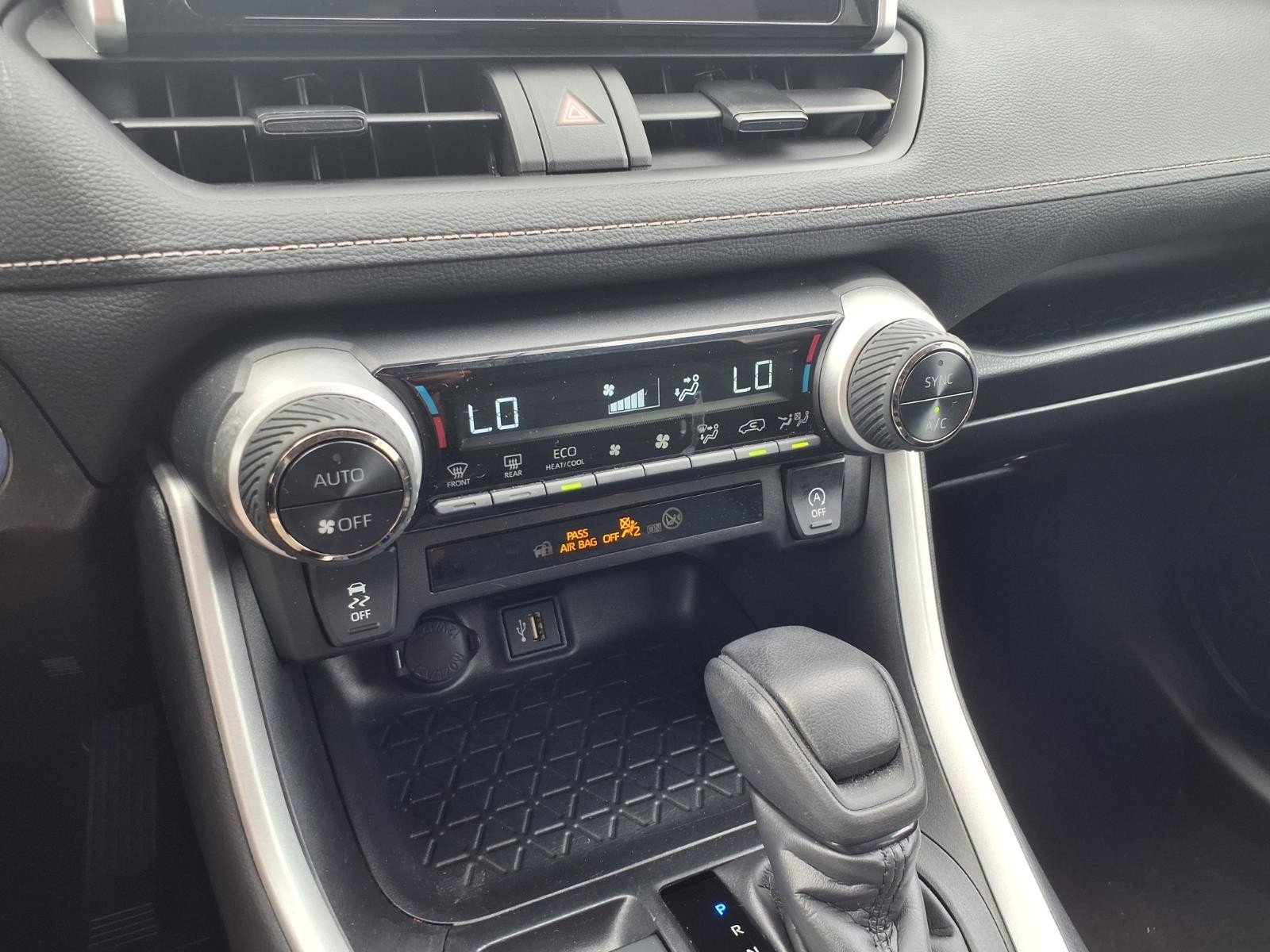 2025 Toyota RAV4 XLE - Photo 23