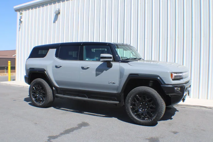 2025 GMC Hummer EV 2X SUV's photo