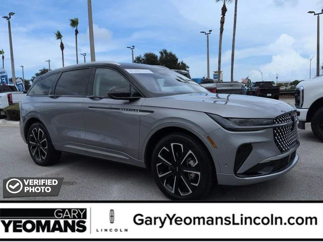 Used 2024 Gray Lincoln Reserve image 1